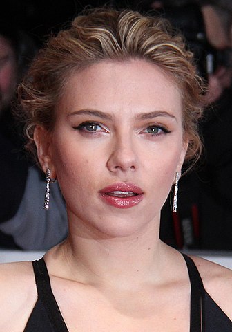 Is Scarlett Johansson Smoker? See the truth. 